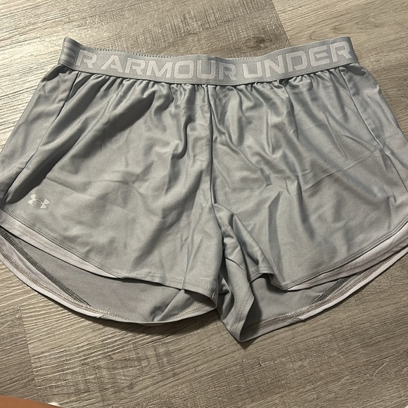 UNDER ARMOUR SHORTS. - Picture 2 of 4